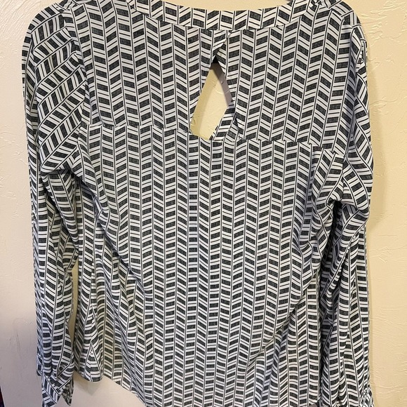 Candies Womens Black White Geometric Chevron Keyhole Back Blouse Medium - Picture 3 of 3